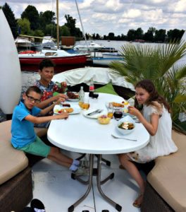 Vienna boat tour: floating lunch