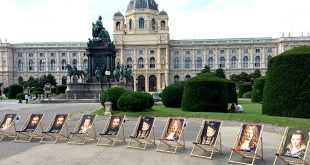 24 hours in Vienna: deckchairs of Museum of Fine Arts