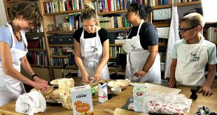 Vienna Cooking Class with private dining: baking apple strudel