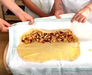 Vienna cooking classes: rolling apple strudel